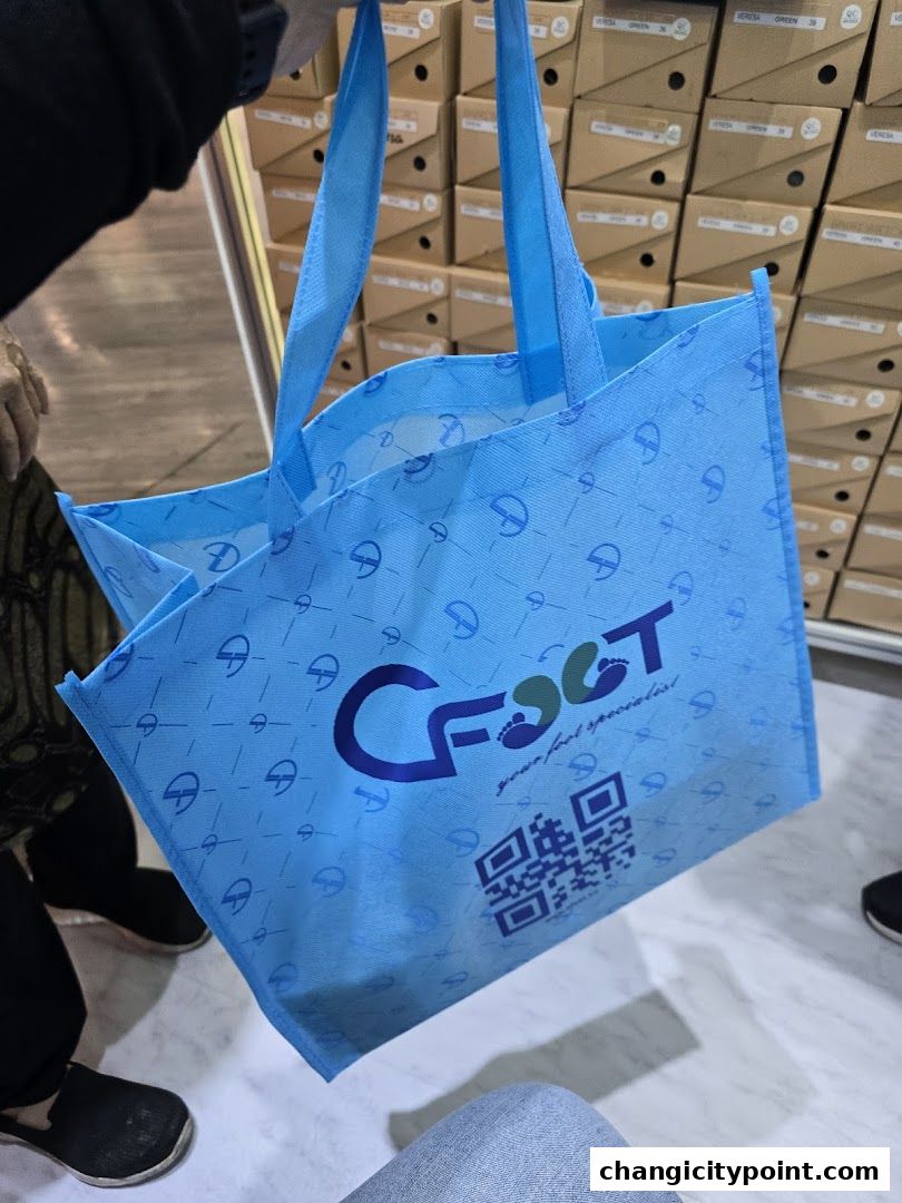 A light blue reusable bag with the CFOOT logo and QR code.