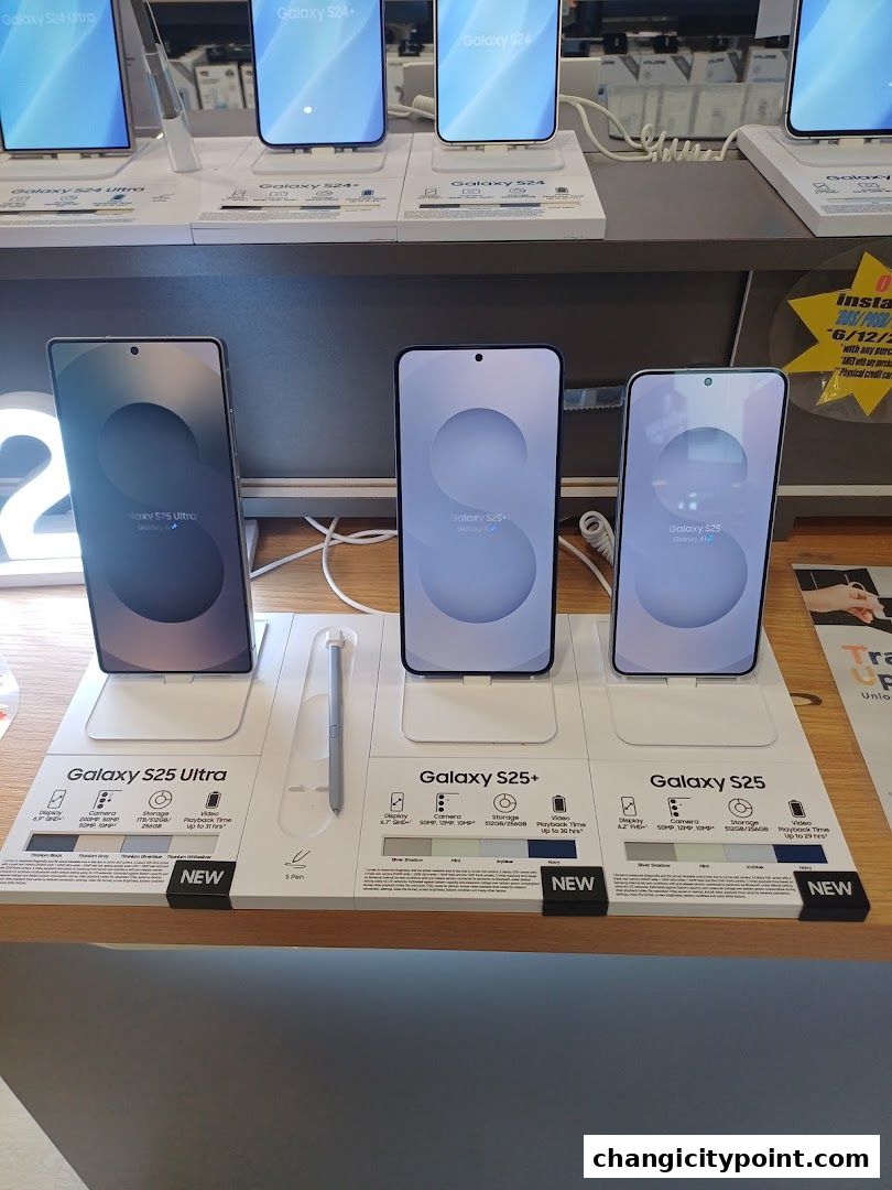Display of Samsung Galaxy S25 series smartphones with detailed specifications and color options.