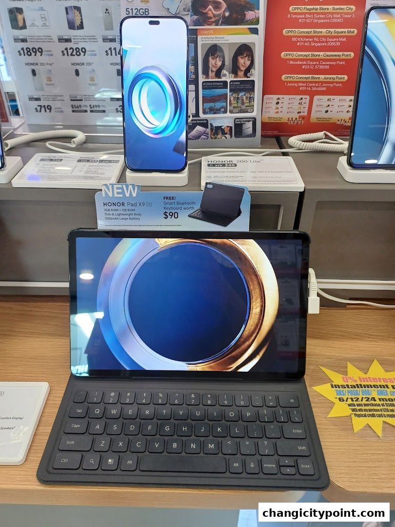 Display of Honor smartphones and tablets with keyboards and promotional offers.