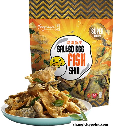 A bowl of crispy salted egg fish skin snacks with curry leaves.