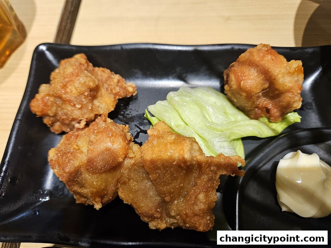 Crispy fried chicken pieces served with lettuce and a dollop of mayonnaise.