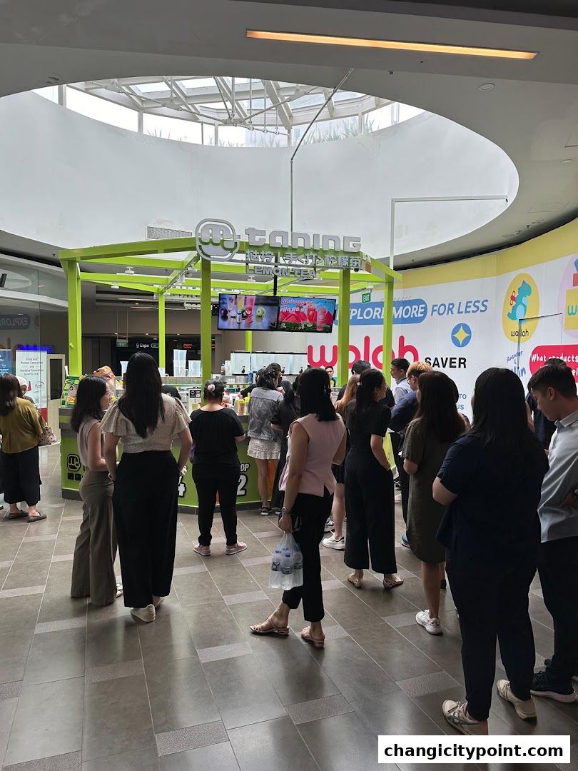 A busy Taning Lemon Tea shop with a queue of customers waiting to order.